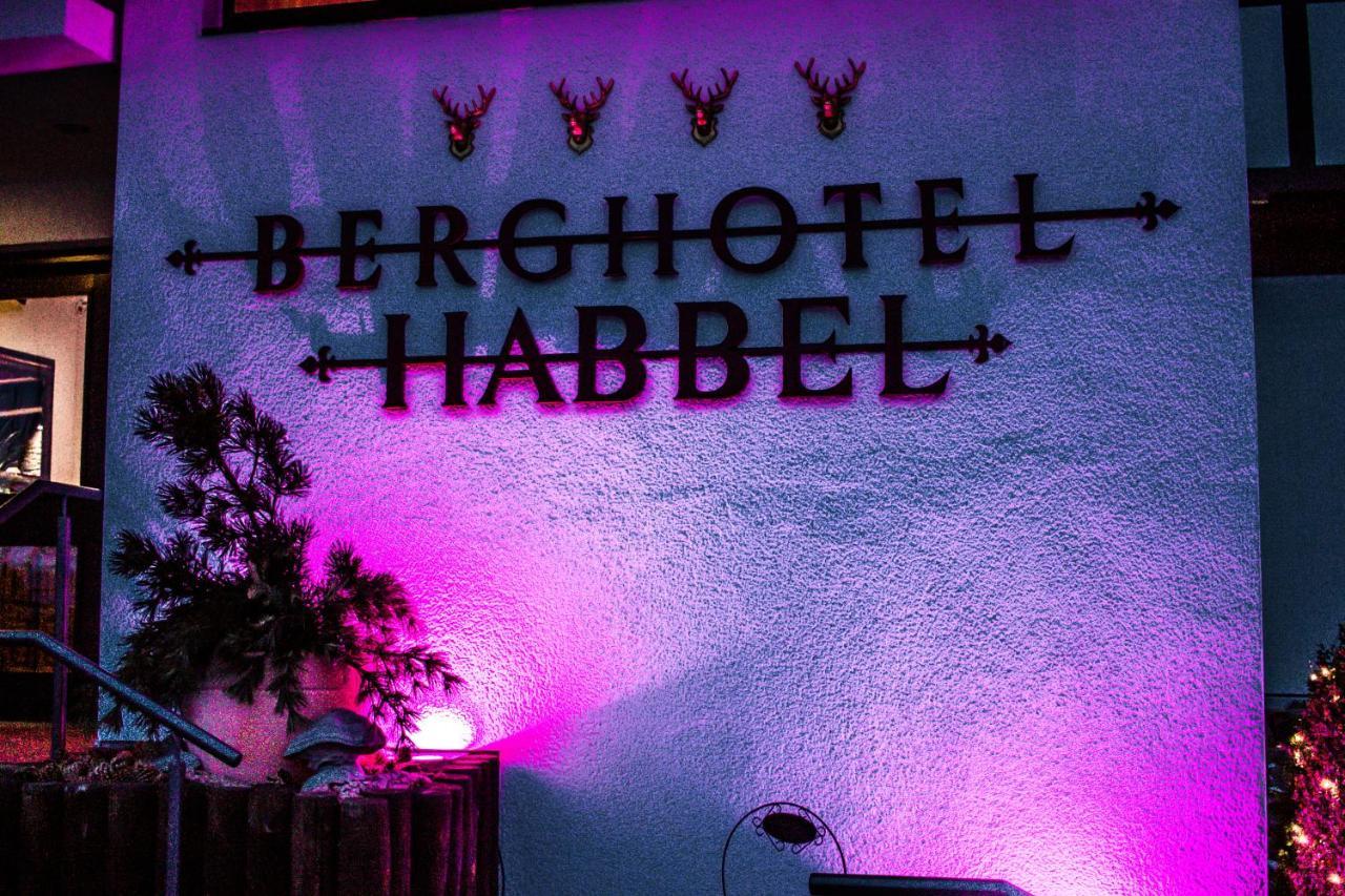 Berghotel Habbel Und Die Welt Kann Warten Cobbenrode Exterior photo