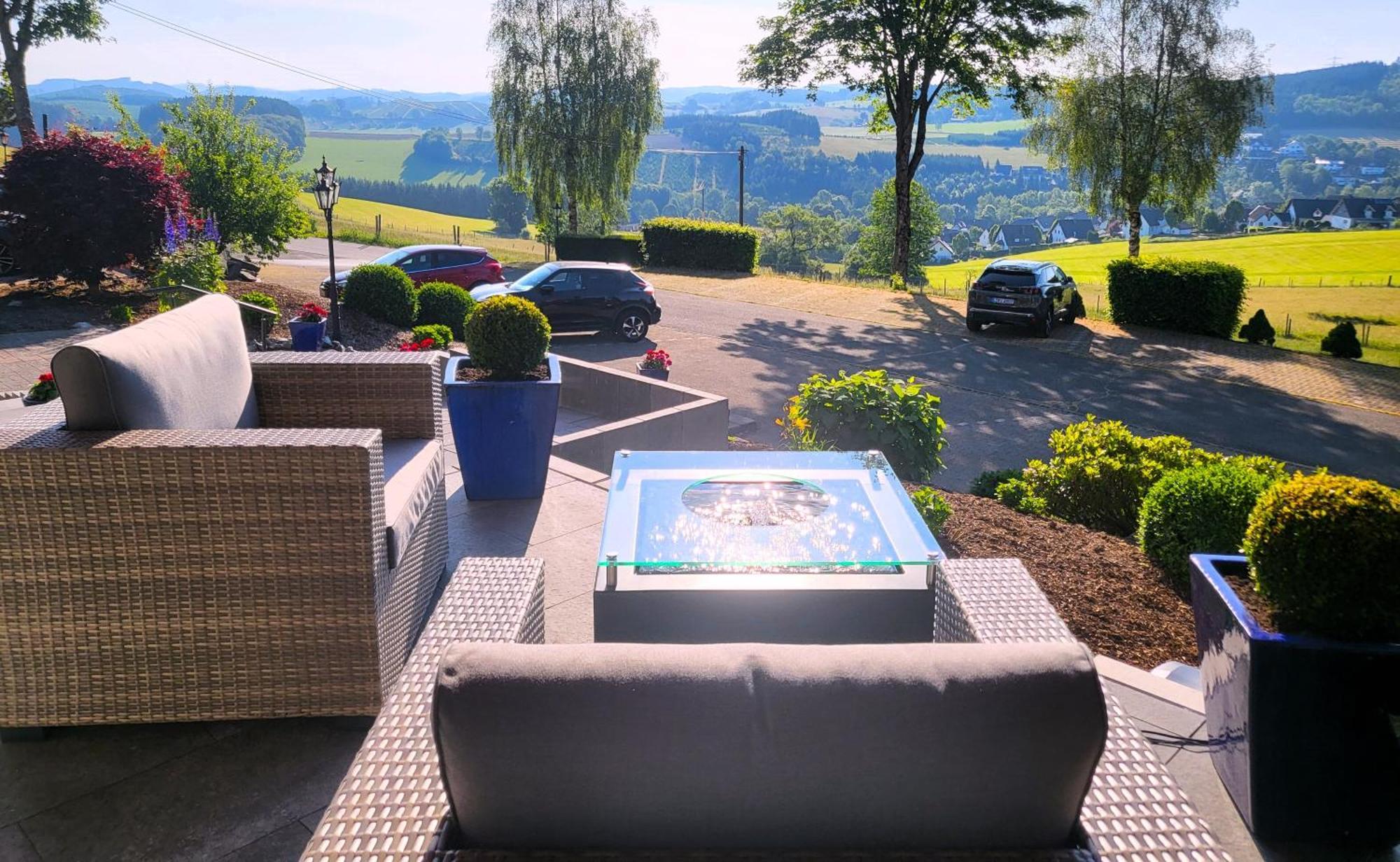 Berghotel Habbel Und Die Welt Kann Warten Cobbenrode Exterior photo