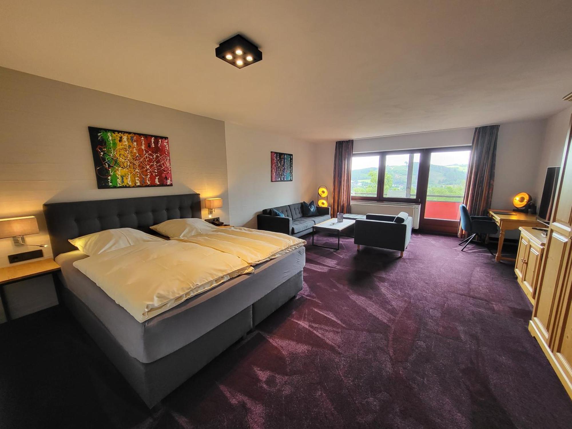 Berghotel Habbel Und Die Welt Kann Warten Cobbenrode Exterior photo