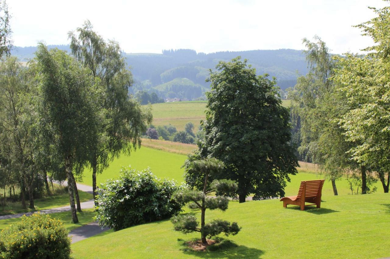 Berghotel Habbel Und Die Welt Kann Warten Cobbenrode Exterior photo