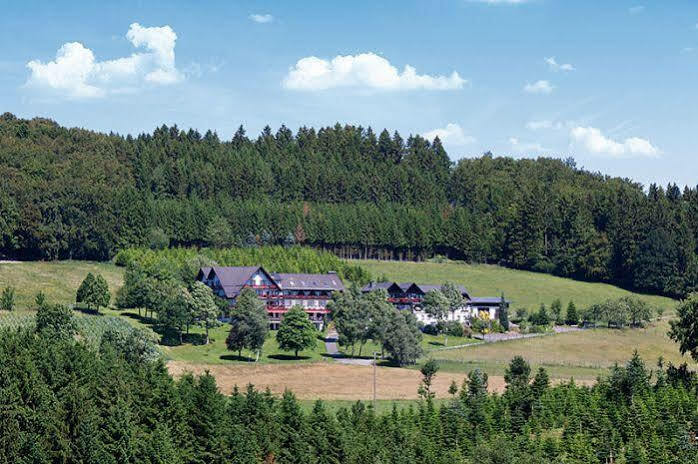 Berghotel Habbel Und Die Welt Kann Warten Cobbenrode Exterior photo